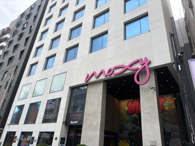 Moxy Seoul Insadong occupies a lively corner near Jongno 3-ga Station and Ikseon-dong.