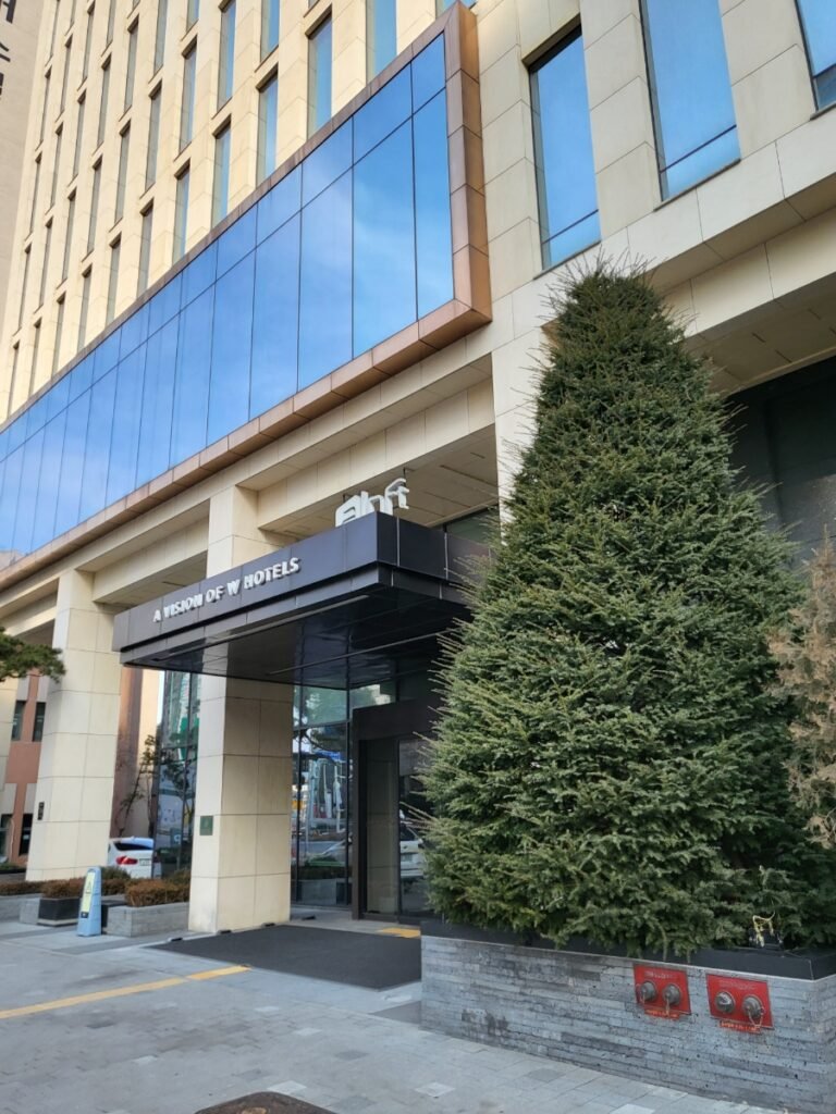 Exterior entrance of Aloft Seoul Gangnam on Yeongdong-daero