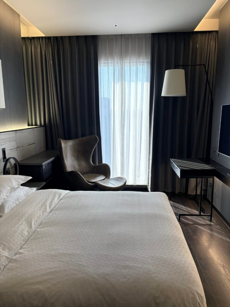 Standard high-floor king room at Four Points Seoul Gangnam in 2025