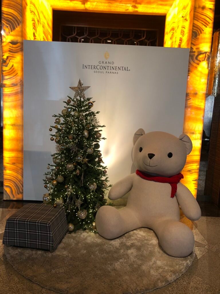 Christmas decorations in the lobby of Grand InterContinental Seoul Parnas