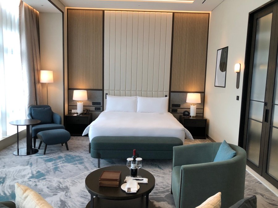 Club Grand Suite at Grand InterContinental Seoul Parnas with king bed and high ceiling