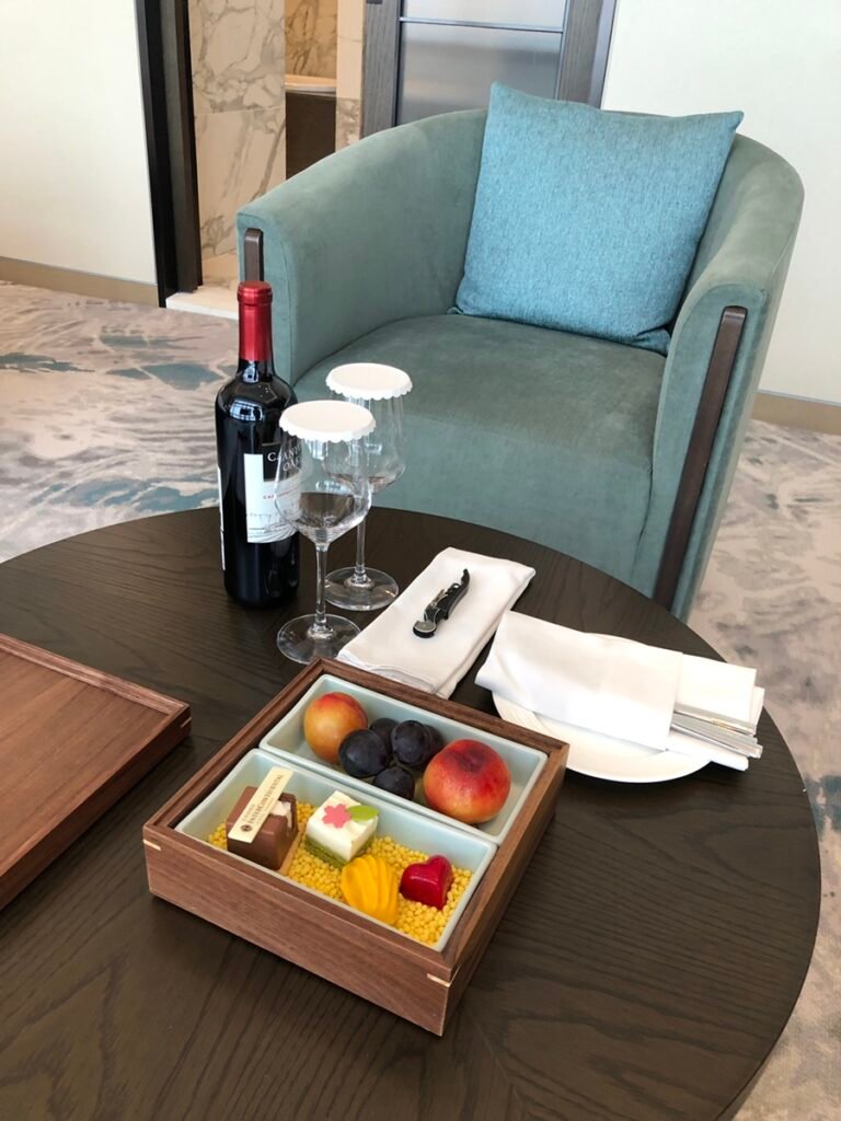 Welcome wine and snacks in a Club Grand Suite at Grand InterContinental Seoul Parnas