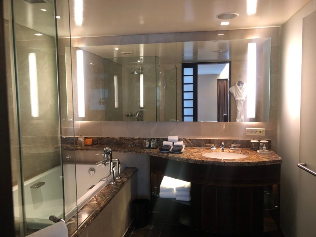 Bathroom in a pre-renovation Main Tower room at Lotte Hotel Seoul