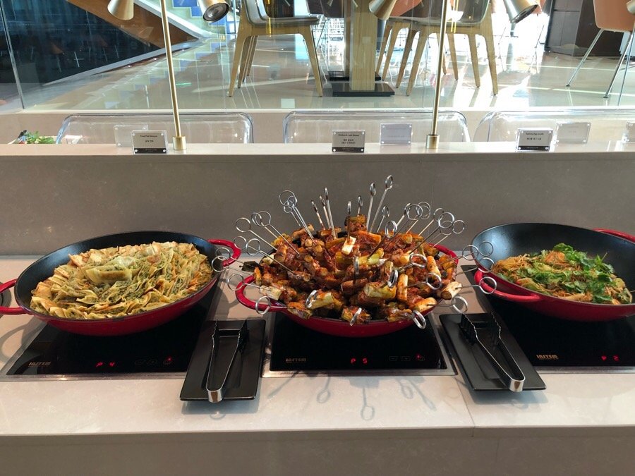 Evening food selection in the Grand Walkerhill Seoul Club Lounge