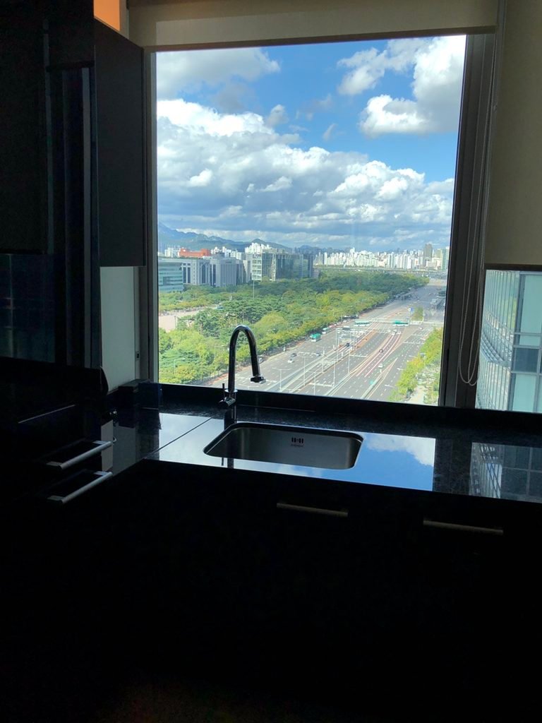 Full kitchen in a 1 Bedroom Executive Suite at Marriott Executive Apartments Seoul