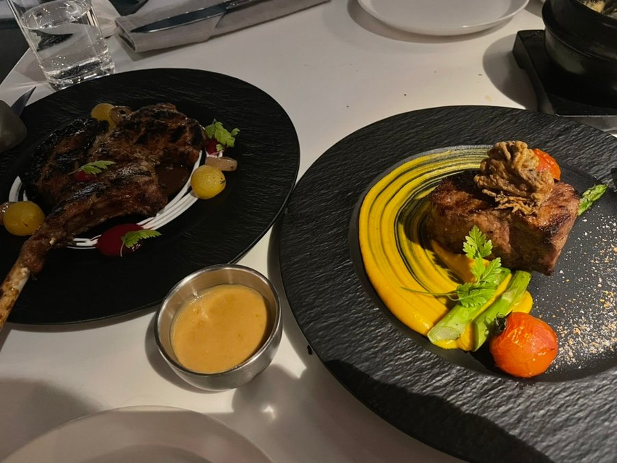 Steak and dinner dishes at CHARR restaurant in RYSE Hotel Seoul