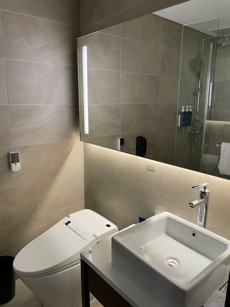 Bathroom in a Superior Room at Four Points by Sheraton Josun Seoul Station