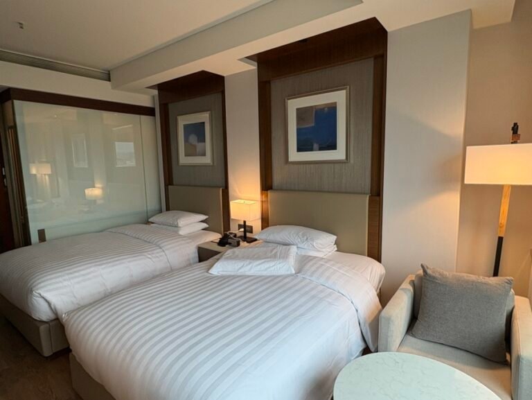 Twin guest room at Courtyard Seoul Times Square in Yeongdeungpo