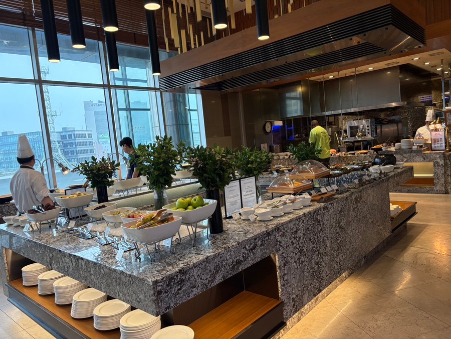 Breakfast buffet at MoMo Cafe Courtyard Seoul Times Square