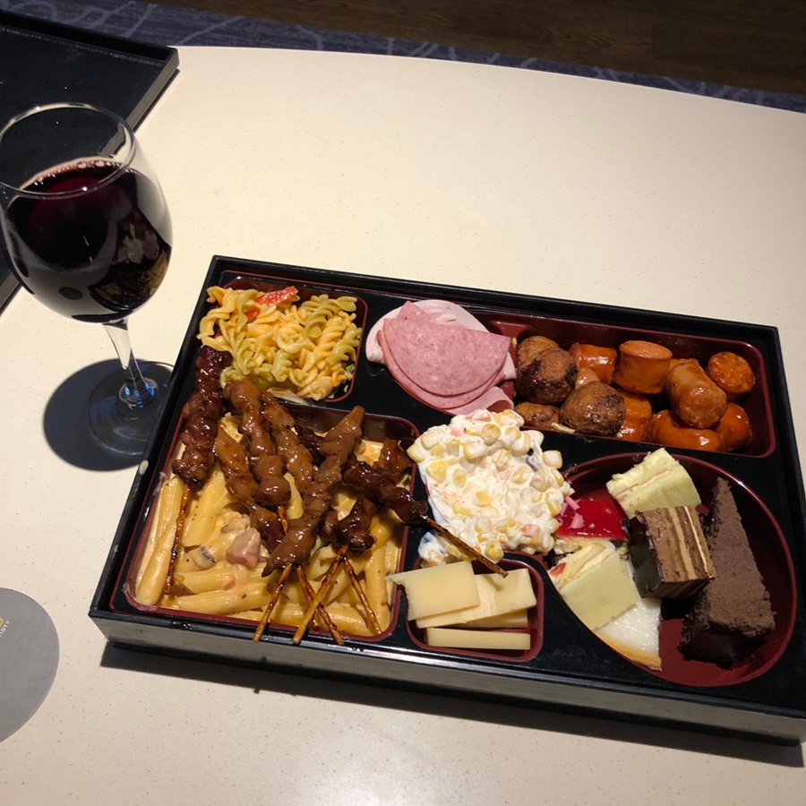 Takeaway happy hour meal from Courtyard Seoul Botanic Park lounge in 2021