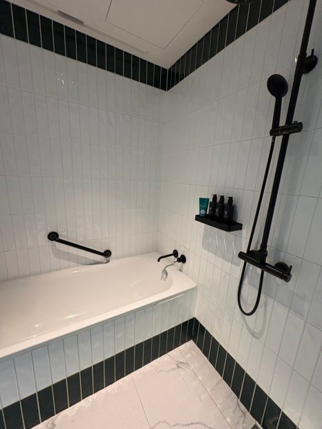 Bathtub and separate shower in a Premier Deluxe bathroom at GRAVITY Josun Seoul Pangyo