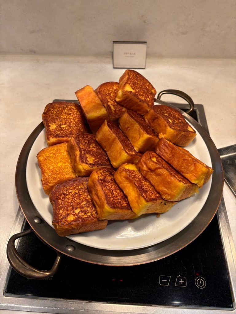 French toast served at ANDISH breakfast buffet in GRAVITY Josun Seoul Pangyo