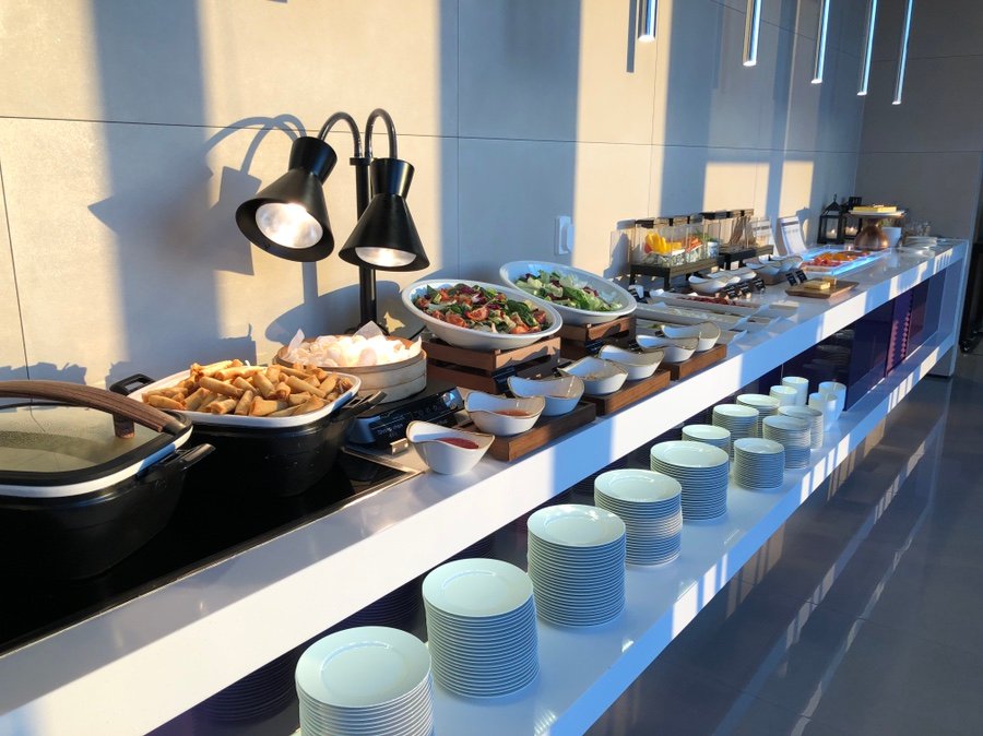 Hot food at the Executive Lounge happy hour at Courtyard Suwon