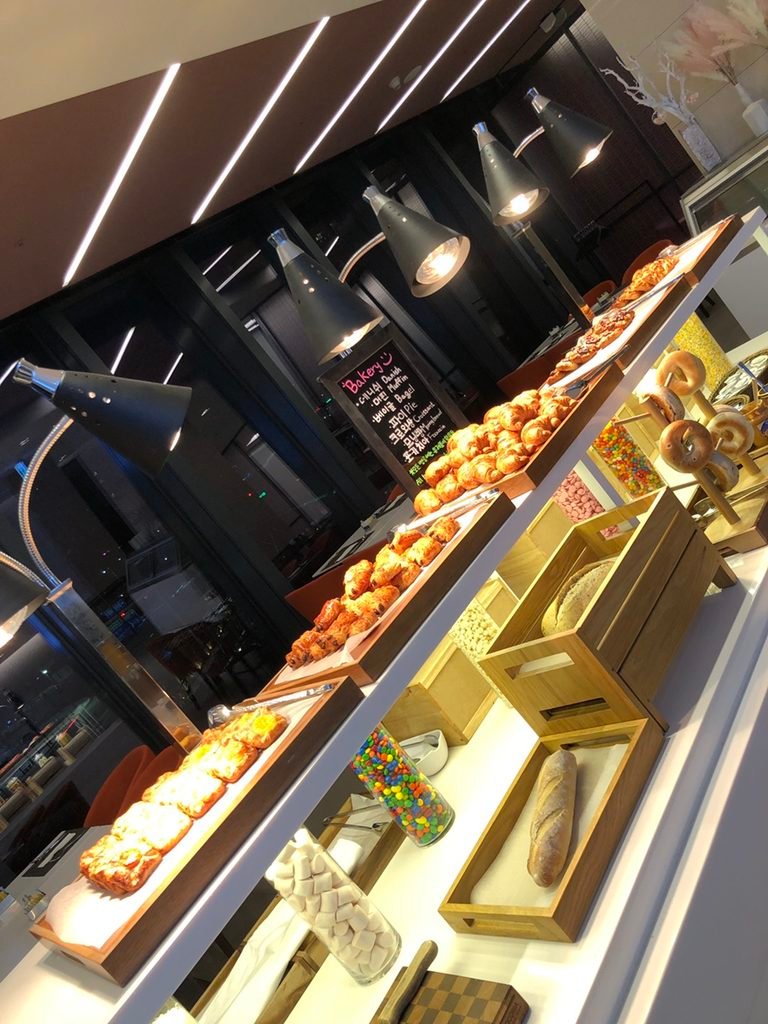 Breakfast buffet at Suwon Kitchen in Courtyard by Marriott Suwon